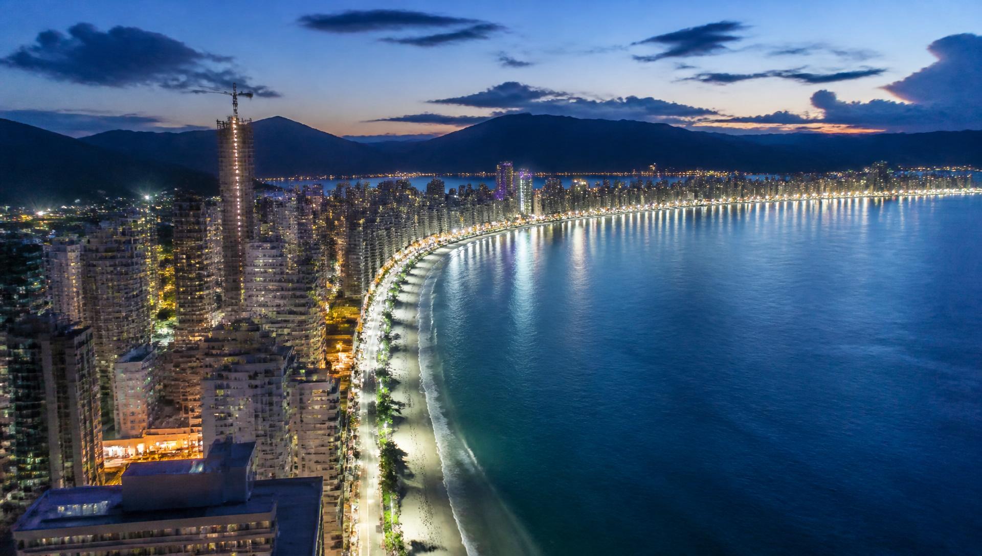 Skyline de Itapema à noite